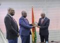 Personnalité Guineenews 2024: Keamo Bogola Haba remet le prix du général Mamadi Doumbouya au premier ministre 