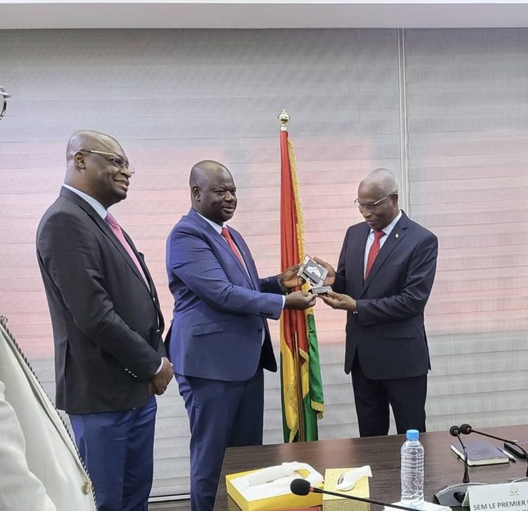 Personnalité Guineenews 2024: Keamo Bogola Haba remet le prix du général Mamadi Doumbouya au premier ministre 