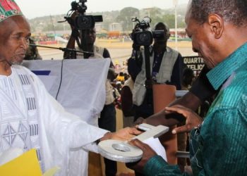 Décès d’Elhadj Biro Diallo : l’hommage « émouvant » d’Alpha Condé