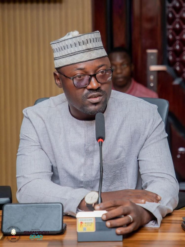 « UN BONNET ROUGE SUR LES VIELLES ÉTIQUETTES » par Yatigna MANSARE président du FONAJEP