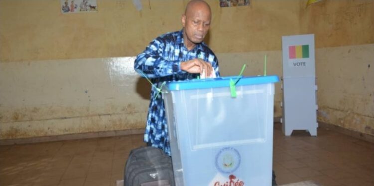 Référendum 2025 : Le Président de la HAC vote et salue le professionnalisme de la Synergie des Radios privées