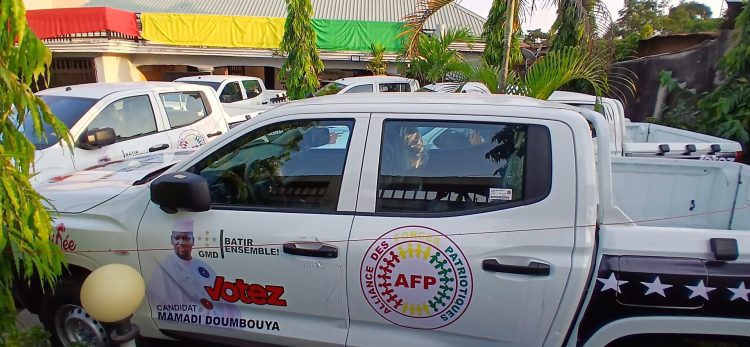 Conakry: L’AFP reçoit 10 pick-up offerts par le Général Mamadi Doumbouya pour la prochaine campagne présidentielle