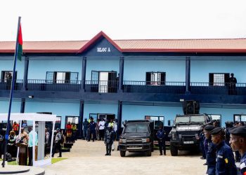 Sécurité: le premier ministre inaugure la CMIS N⁰22 de Cimenterie et le commissariat central de Dabompa