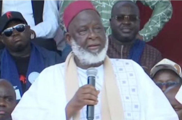 le premier imam formule des bénédictions au général Mamadi Doumbouya