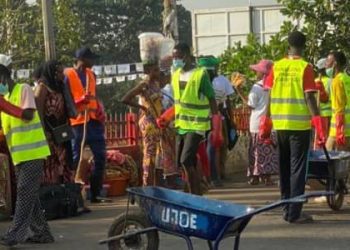 Conakry : l&rsquo;union des jeunes de Dabondy École assainissent les abords de l’aéroport international AST
