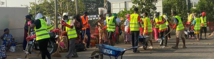Conakry : l&rsquo;union des jeunes de Dabondy École assainissent les abords de l’aéroport international AST