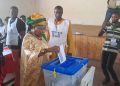 Présidentielle 2025 : Hadja Makalé Camara vote à Nongo et appelle à la paix et au travail   