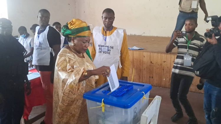 Présidentielle 2025 : Hadja Makalé Camara vote à Nongo et appelle à la paix et au travail